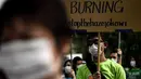 Warga Malaysia menggelar aksi protes di depan Kedubes Indonesia di Kuala Lumpur, Malaysia, Jumat (18/9/2015). Kebakaran hutan yang terjadi di Riau menyebabkan kabut asap yang menganggu aktivitas mereka. (AFP Photo/Manan Vatsyayana)