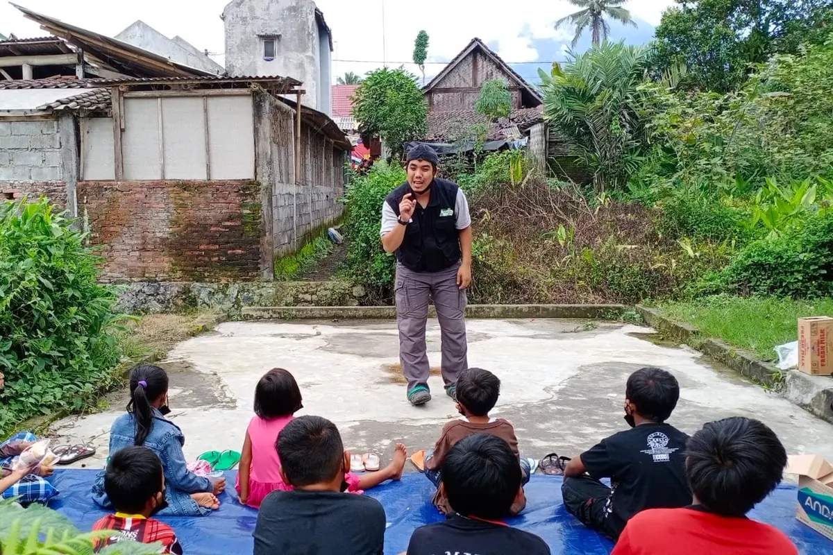Kak Yoga dari Dongeng Ceria bercerita seru bersama anak-anak di pengungsian erupsi Semeru. (Dok: Dongeng Ceria)