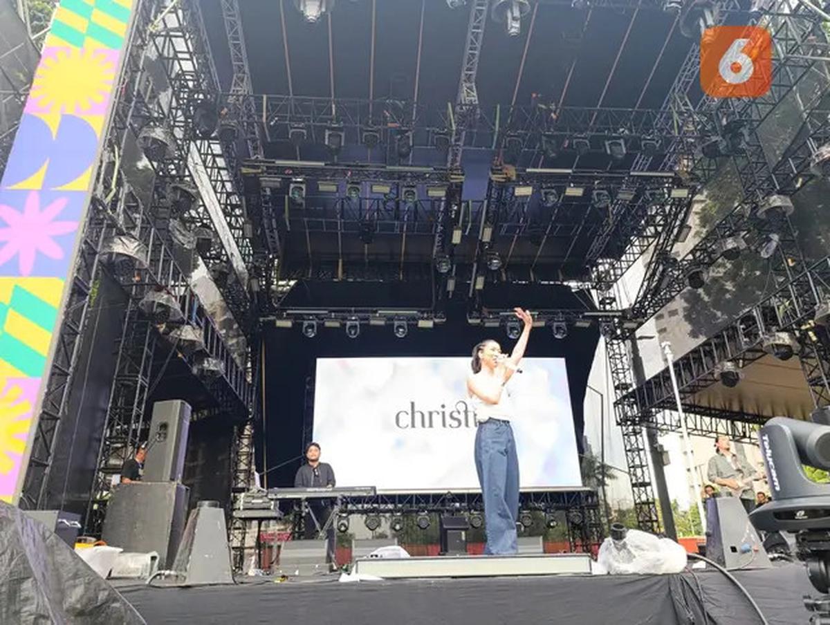 Tampil Manis dan Penuh Pesona, Christie Hibur Penonton KapanLagi Buka Bareng BRI Festival 2025