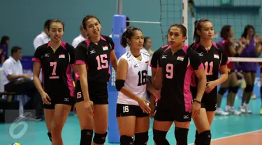 Pevoli putri Indonesia tertunduk usai dikalahkan Thailand di semifinal voli putri SEA Games ke-28 di OCBC Arena, Singapura, Minggu (14/6/2015). Pevoli Indonesia kalah 1-3 dari Thailand. (Liputan6.com/Helmi Fithriansyah)