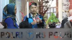 Anggota keluarga korban jatuhnya pesawat Lion Air JT 610 mendatangi posko ante Antemortem Rumah Sakit Polri Kramat Jati, Jakarta, Selasa (30/10). Pihak RS Polri sudah memeriksa 151 anggota keluarga korban pesawat Lion Air. (Liputan6.com/Immanuel Antonius)