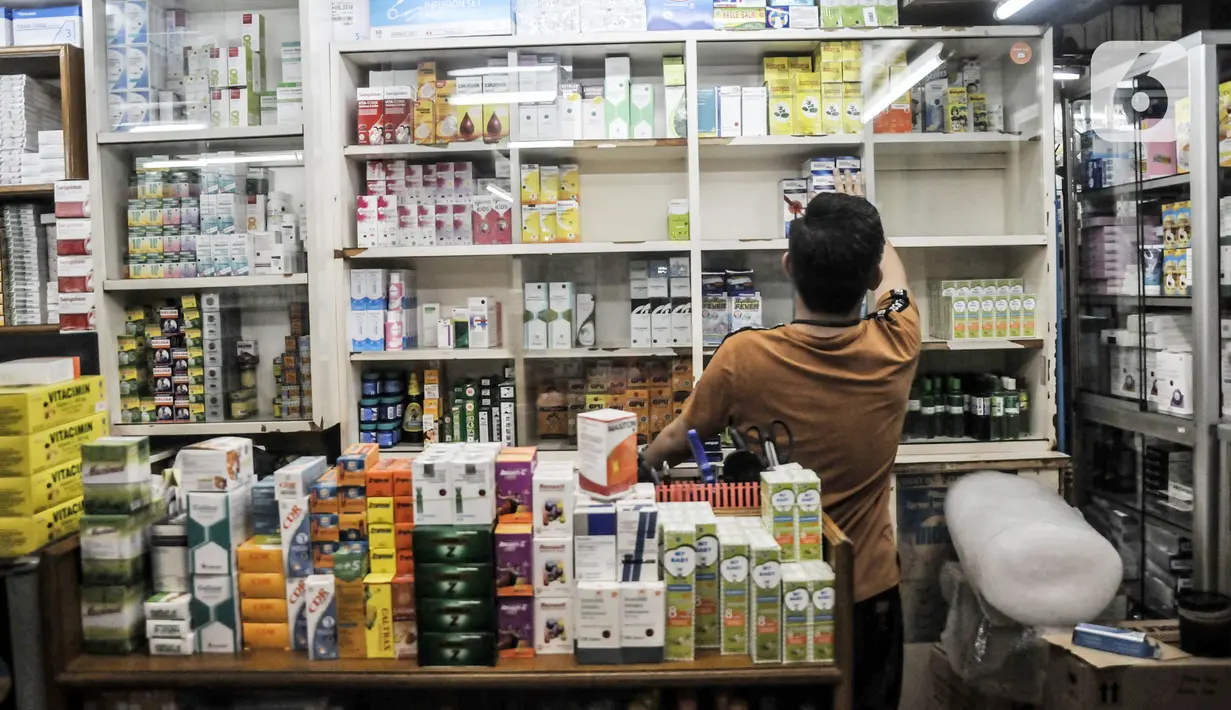 Pedagang merapikan rak yang sebelumnya diisi dengan obat sirup anak di salah satu toko di Pasar Pramuka, Jakarta Timur, Minggu (23/10/2022). Ketua Harian Himpunan Pedagang Farmasi Pasar Pramuka, Yoyon mengungkapkan penjualan obat sirup bagi pedagang di Pasar Pramuka sudah anjlok hingga 95 persen. (merdeka.com/Iqbal S. Nugroho)