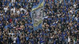 Bobotoh saat mendukung Persib Bandung melawan Persiwa Wamena pada laga Piala Indonesia di Stadion Si Jalak Harupat, Bandung, Senin (11/2). Persib menang 7-0 atas Persiwa. (Bola.com/M Iqbal Ichsan)