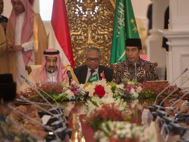 Presiden Joko Widodo (Jokowi) dan Raja Salman bin Abdulaziz al-Saud saat berdialog dengan sejumlah tokoh Islam di Istana Merdeka, Jakarta, Kamis (2/3). Raja Salman mendengarkan masukan dari sejumlah tokoh Islam. (Liputan6.com/Pool/Rosa Pangabean)