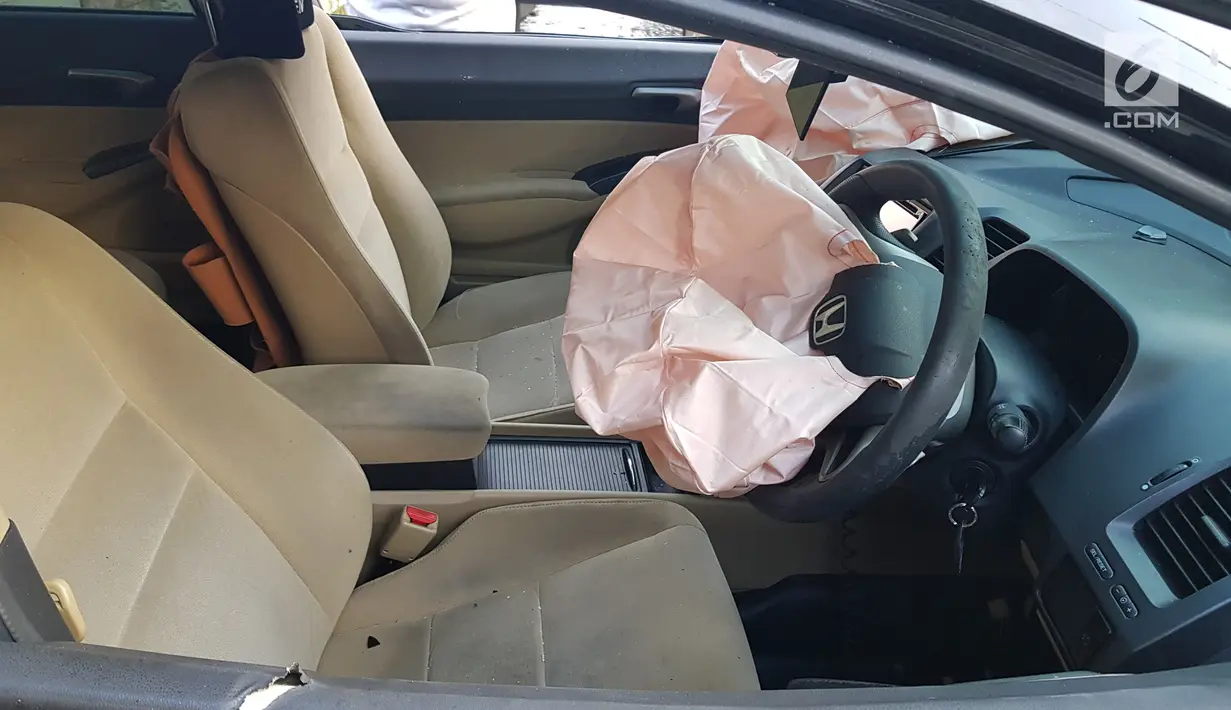 Kondisi sebuah mobil yang mengalami kecelakaan tunggal di kawasan Pasar Minggu, Jakarta Selatan, Sabtu (8/6/2019). Mobil yang nyaris tercebur sungai itu dikendarai seorang pemuda yang nekat melakukan aksi kebut-kebutan saat jalanan ibu kota lengang. (Liputan6.com/Herman Zakharia)