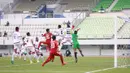 Para pemain Timnas Indonesia U-19 dan  Timor Leste berebut bola pada laga Kualifikasi Piala Asia 2017 di Stadion Paju Public, Korea Selatan, 2/11/2017). Indonesia menang 5-0. (PSSI/Bandung Saputra)