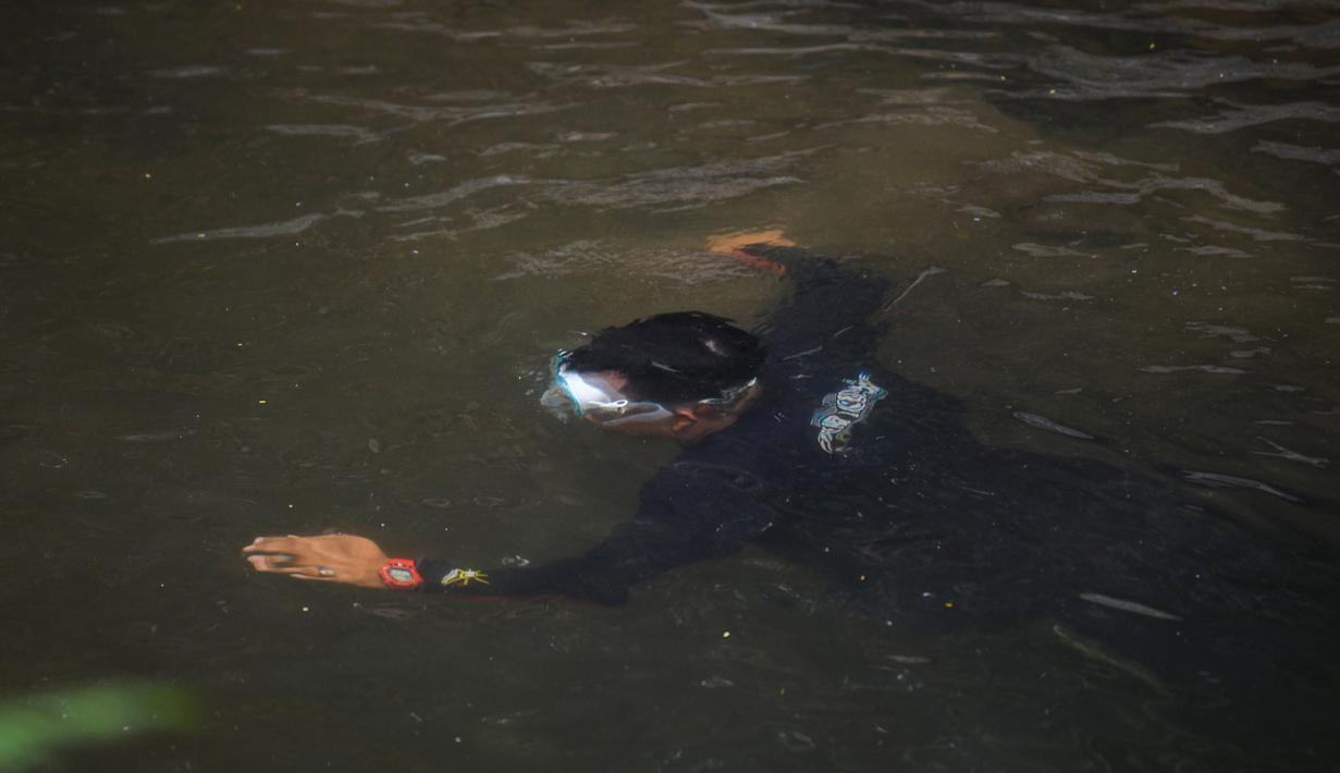 Penyelam melakukan pencarian gadis disabilitas asal Irlandia Nora Anne Quoirin yang hilang dari sebuah resor hutan hujan di Seremban, Malaysia, Rabu (7/8/2019). Keluarga meyakini hilangnya Nora terkait dengan kasus penculikan. (Mohd Rasfan/AFP)