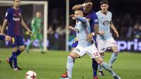 Gelandang Barcelona, Paulinho, berebut bola dengan gelandang Celta Vigo, Lobotka, pada leg pertama babak 16 besar Copa del Rey di Stadion Balaidos, Kamis (4/1/2018). Kedua tim bermain imbang 1-1. (AP/Lalo R. Villar)