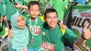 Salah satu peserta yang berhasil menjadi juara di Milo Champ Squad Run di area Rasuna Said, Jakarta, Minggu (24/7). Kategori Champ Squad Run merupakan lomba lari keluarga yang diikuti oleh anak didampingi orang tua. (Liputan6.com/Yoppy Renato)