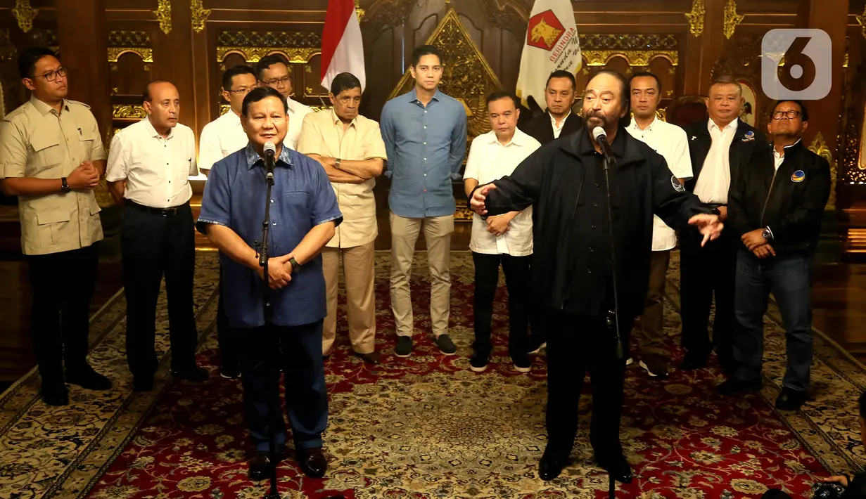 Ketua Umum Partai Gerindra Prabowo Subianto dan Ketua Umum Partai NasDem Surya Paloh melakukan konferensi pers usai pertemuan di Padepokan Garuda Yaksa, Hambalang, Bogor, Minggu (5/3/2023).  Sedangkan dari Partai Nasdem yang mendampingi Surya Paloh adalah, Sugeng Suparwoto, Willy Aditya, Hermawi Taslim, dan Peter F. Gontha. (merdeka.com/Arie Basuki)
