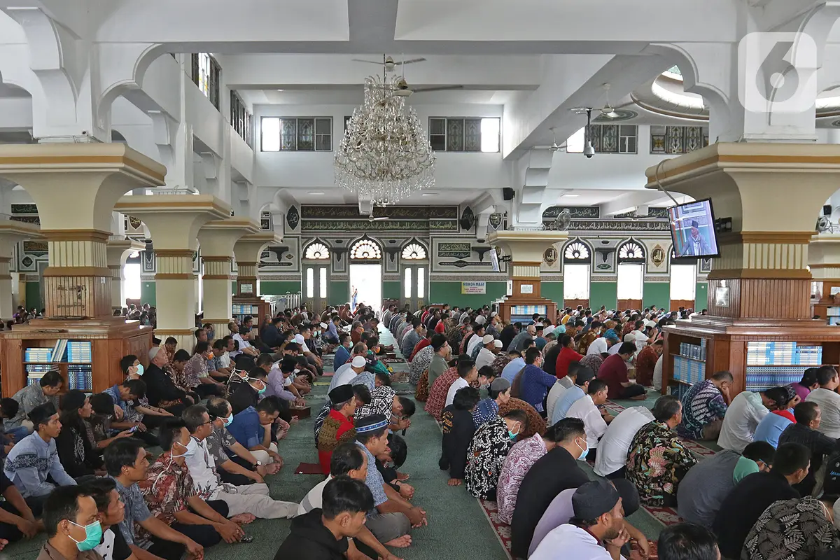 Suasana Salat Jumat di  Masjid Agung Al-Azhar Jakarta
