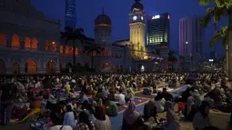 Umat muslim berbuka puasa di bulan suci Ramadhan 1444 Hijriahg di Dataran Merdeka (Lapangan Merdeka) di Kuala Lumpur, Malaysia, Sabtu, 1 April 2023. (AP Photo/Vincent Thian)