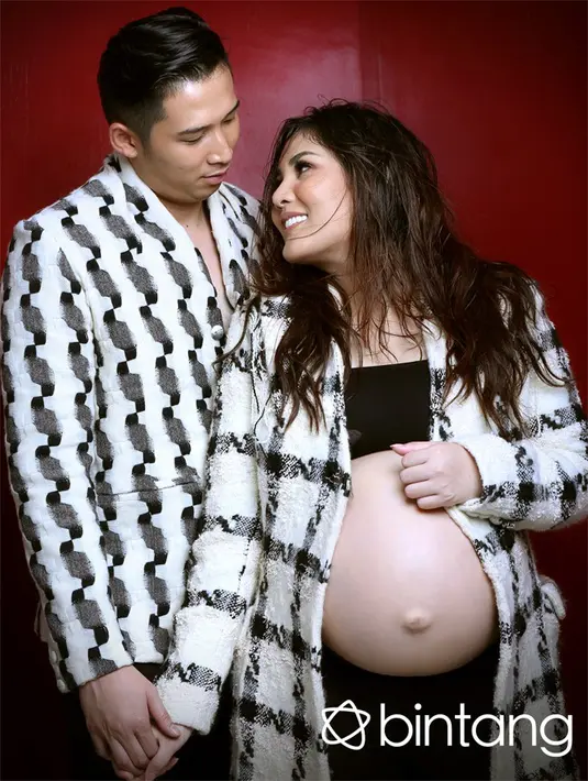 "Memang sengaja dipersiapkan tanggal 10 biar sama dengan ultah Nindy. Dia kan ultahnya 10 Januari, jadi disamakan tanggalnya. Kalau bulan sudah diprediksi Oktober," ujar Erich, melalui sambungan telepon, Senin (10/10/2016). (Nurwahyunan/Bintang.com)