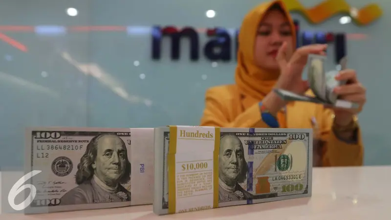 Nilai tukar rupiah terhadap dolar Amerika Serikat (AS) bergerak melemah tipis pada perdagangan di awal pekan ini.