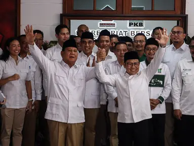 Ketua Umum (Ketum) Partai Gerindra Prabowo Subianto dan Ketum PKB Muhaimin Iskandar atau Cak Imin berpegangan tangan saat peresmian Sekretariat Bersama (Sekber) di Jalan Jl. Ki Mangunsarkoro No. 1, Menteng, Jakarta Pusat, Senin (23/1/2023). Peresmian Sekber ini tanda dua partai yang tengah berkoalisi serius untuk 2024 mendatang. (Liputan6.com/Johan Tallo)