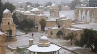 Salju menutupi the Dome of the Rock atau Kubah Batu di kompleks Masjid Al Aqsa pada pagi bersalju di Kota Tua Yerusalem (18/2/2021).  Badai salju turun dengan tebal di Dataran Tinggi Golan sehingga menyebabkan penumpukan salju. (AP Photo/Oded Balilty)