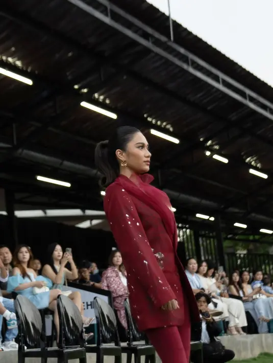 Pesona Azizah Salsha berubah drastis dengan gaya lebih glamor saat kenakan busana formal. Ia nampak kenakan blazer dengan aksen tulle pada lid blazer dan motif yang dilukis. [@azizahsalsha_]