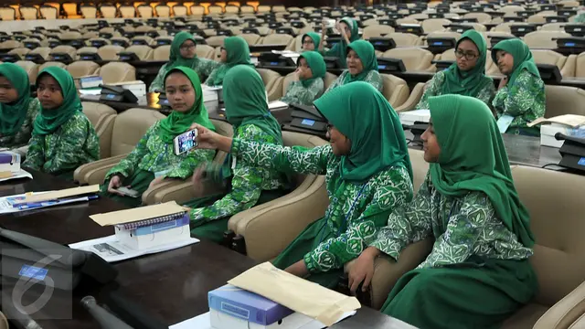 20151105-Puluhan Siswa SD Belajar Politik di DPR-Jakarta
