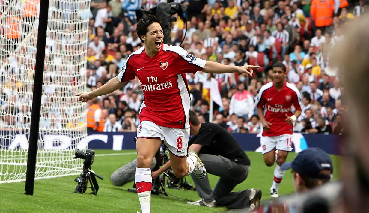 Samir Nasri. Gelandang serang Prancis yang kini berusia 35 tahun dan telah pensiun pada September 2021 bersama RSC Anderlecht ini pernah berseragam Arsenal selama 3 musim mulai 2008/2009 hingga awal musim 2011/2012. Ia didatangkan Arsenal dari Marseille dengan nilai transfer 16 juta euro. Ia langsung mencetak 1 gol pada laga debutnya di Liga Inggris saat Arsenal mengalahkan tamunya West Bromwich Albion dengan skor 1-0 di pekan pertama musim 2008/2009 (16/8/2008). Bersama The Gunners ia total tampil dalam 126 laga di semua ajang dengan torehan 27 gol dan 15 assist. (AFP/Leon Neal)