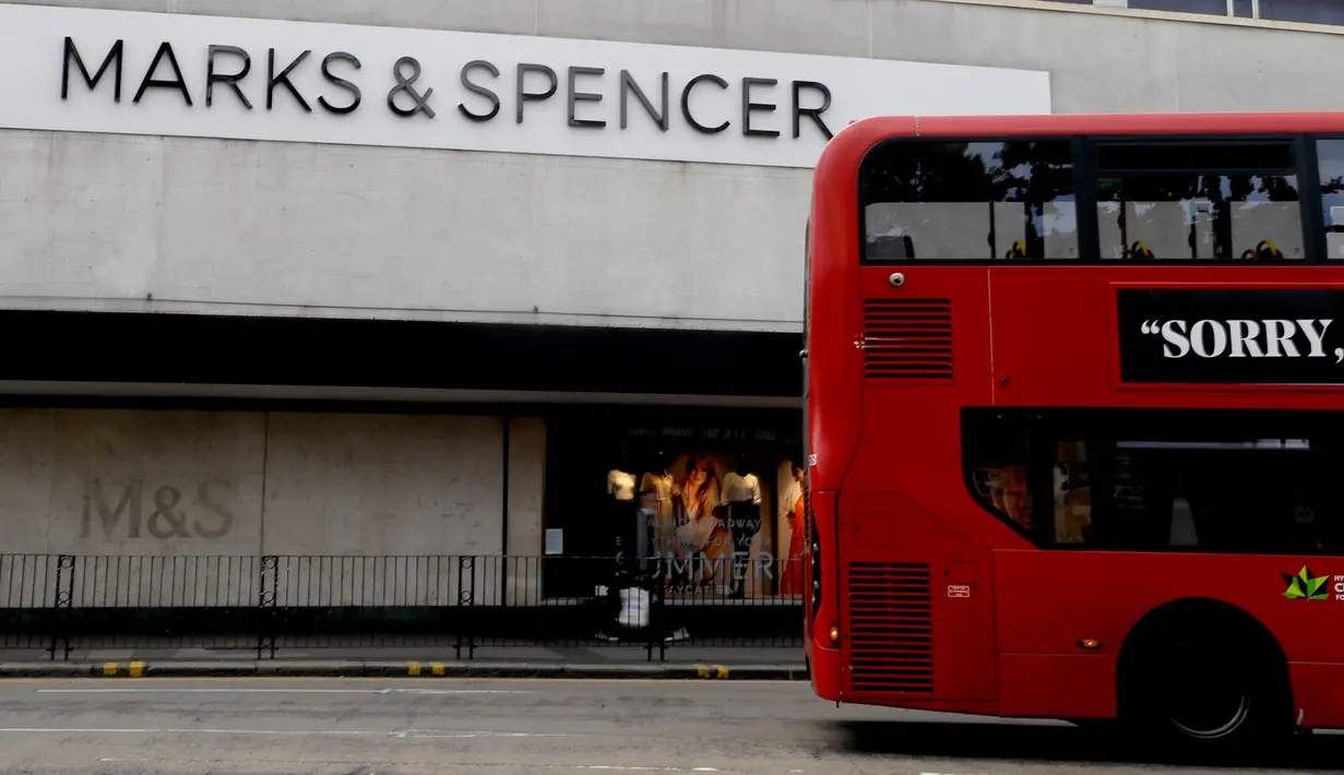 Sebuah bus melewati cabang toko Marks and Spencer di London, Selasa (18/8/2020). Peretail Inggris, Marks & Spencer pada Selasa (18/8) mengumumkan rencananya untuk memangkas 7.000 pekerja dalam tiga bulan ke depan di tengah pandemi COVID-19. (AP Photo/Kirsty Wigglesworth)