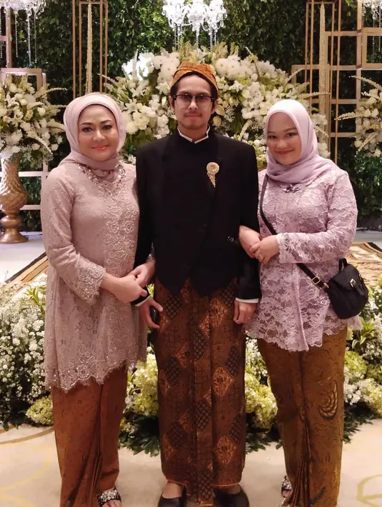 Kebaya kartini brokat dengan detail payet minimalis kian sempurna dipadukan dengan hijab warna senada dan rok batik coklat. [@dewiranokarno].