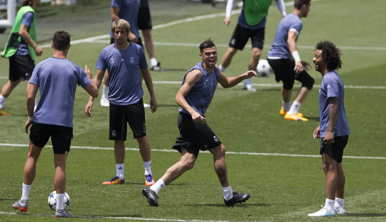 Pemain Real Madrid, Pepe, saat mengikuti sesi latihan jelang laga final Liga Champions di Madrid, Spanyol (30/05/3017). Di laga final nanti Real Madrid akan berhadapan dengan Juventus. (AP/Paul White)