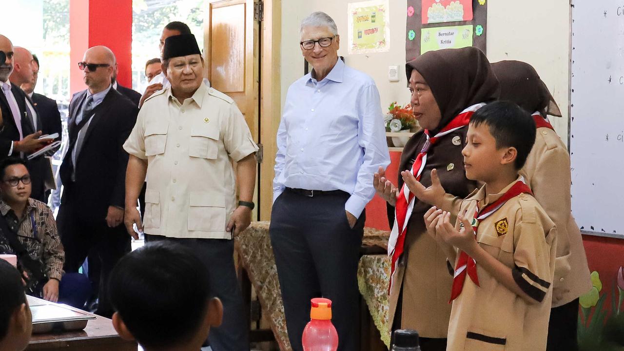 FOTO: Ekspresi Bill Gates Diajak Prabowo Tinjau Pelaksanaan Makan Bergizi Gratis untuk Anak Sekolah