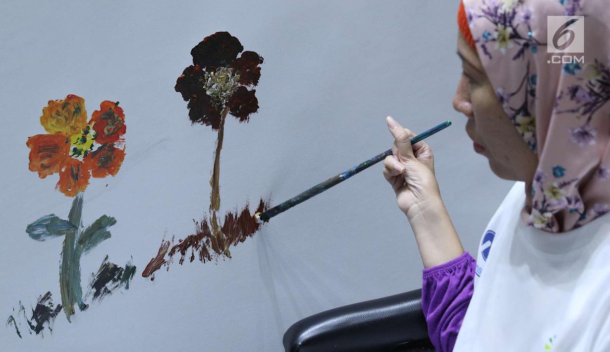Penyandang disabilitas melukis bunga di kanvas sepanjang 20 meter di Balai Kota DKI Jakarta, Kamis (11/10). Kegiatan tersebut diadakan sebagai sarana untuk para penyandang disabilitas berkarya. (Liputan6.com/Immanuel Antonius)
