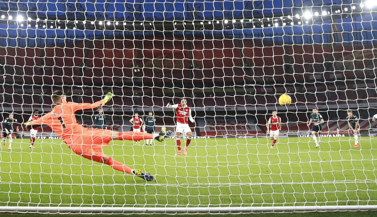 Pemain Arsenal Pierre-Emerick Aubameyang (tengah) mencetak gol dari titik penalti ke gawang Leeds United pada pertandingan Liga Inggris di Emirates Stadium, London, Inggris, Minggu (14/2/2021). Arsenal menyikat Leeds United 4-2 dengan hattrick dari Pierre-Emerick Aubameyang. (Adam Davy/Pool via AP)