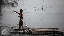 Petugas kebersihan sedang membersihkan sampah di Kali Besar dikawasan Kota Tua, Jakarta, Selasa (10/5/2016). Kondisi air terlihat kotor dan berbau serta terlihat banyak tumpukan sampah. (Liputan6.com/Faizal Fanani)