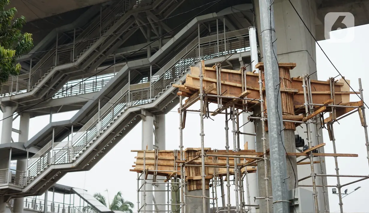 Suasana proyek jembatan layang atau skybridge untuk integrasi antara Stasiun MRT ASEAN dengan Halte TransJakarta CSW di Jakarta, Sabtu (4/7/2020). Skybridge itu rencananya dibangun lima lantai dan ditargetkan rampung pada akhir 2020. (Liputan6.com/Immanuel Antonius)