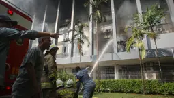 Badan Penanggulangan Bencana Daerah (BPBD) DKI Jakarta menyatakan 103 personel dari tim gabungan serta 21 unit mobil damkar dikerahkan untuk memadamkan kobaran api. (merdeka.com/Arie Basuki)