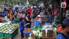 Aktivitas perdagangan di Pasar Senen, Jakarta, Jumat (16/9/2022). Pemerintah memprediksi laju inflasi sebesar 1,38% pada September 2022. Adapun prediksi ini akibat kenaikan harga bahan bakar minyak (BBM). Kementerian Keuangan mengatakan laju inflasi akan kembali normal pada November 2022. (Liputan6.com/Angga Yuniar)