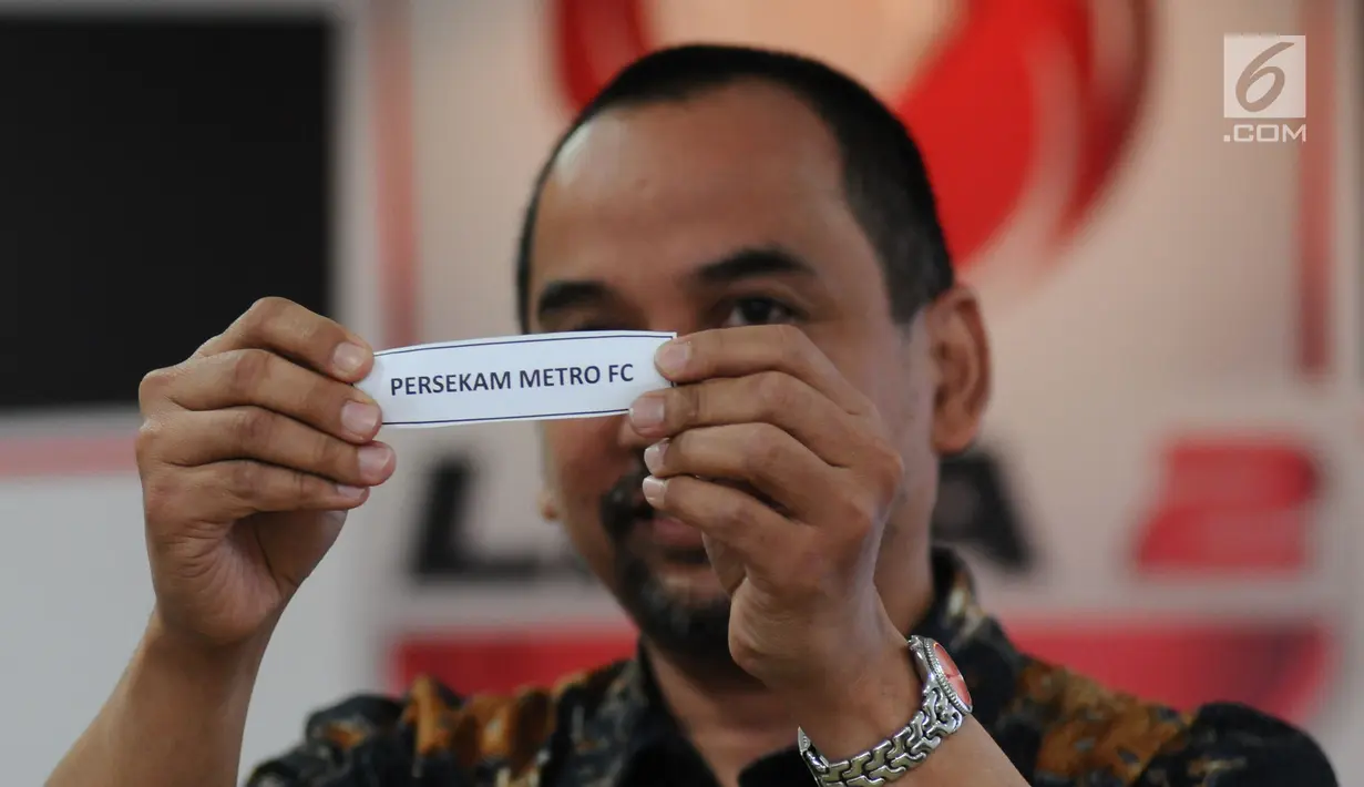 CEO PT LIB, Risa Adi Wijaya mengangkat nama tim saat pengundian babak play-off Liga 2 Indonesia di Jakarta, Senin (18/9). 16 tim akan memperebutkan posisi lima teratas yang akan bertahan di kompetisi Liga 2 Indonesia. (Liputan6.com/Helmi Fithriansyah)