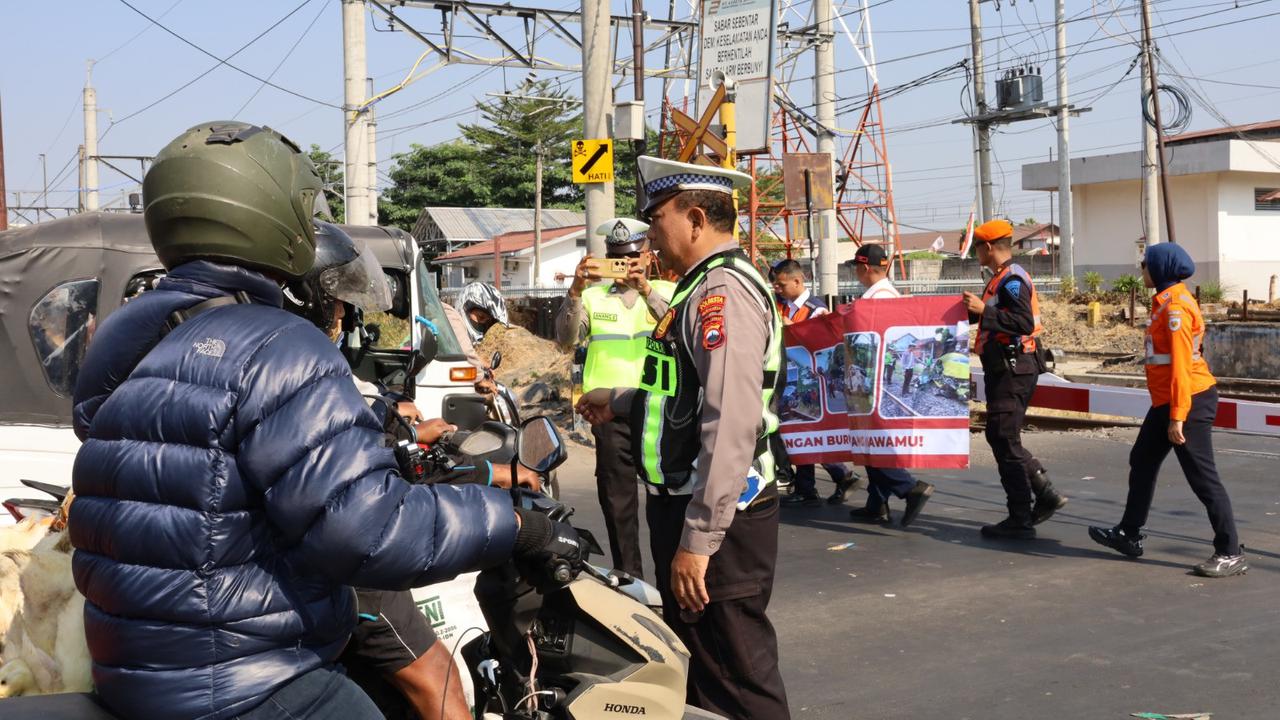 Petugas KAI dan polisi sidak perlintasan sebidang usai KA Malabar kecelakaan di Klaten.