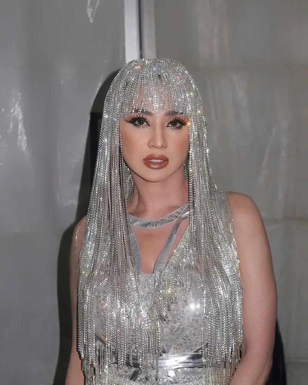 7 Potret Dewi Perssik Pakai Gaun Perak, Mahkotanya Bak Rambut Cleopatra