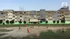 Warga berlatih sepak bola di Stadion Voetbalbond Indonesia Jacatra (VIJ), Petojo, Jakarta, Rabu (18/12/2019). Stadion ini juga dialihfungsikan diantaranya sebagai tempat acara musik dan pesta pernikahan yang keuntungannya dijadikan biaya perawatan. (Liputan6.com/Immanuel Antonius)