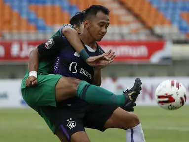 Striker Persik Kediri, Antoni Putro Nugroho (kanan) dijaga ketat bek PS Sleman, Mohammad Bagus Nirwanto dalam laga matchday ke-3 Grup C Piala Menpora 2021 di Stadion Si Jalak Harupat, Bandung, Kamis (1/4/2021). Persik Kediri kalah 0-1 dari PS Sleman. (Bola.com/Ikhwan Yanuar)