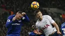 Striker Everton Wayne Rooney berebut bola di udara dengan bek Tottenham Hotspur Eric Dier saat pertandingan Liga Primer di Stadion Wembley, London (13/1). Dalam pertandingan ini Harry Kane menyumbang dua gol untuk Tottenham. (AFP Photo/Ian Kington)