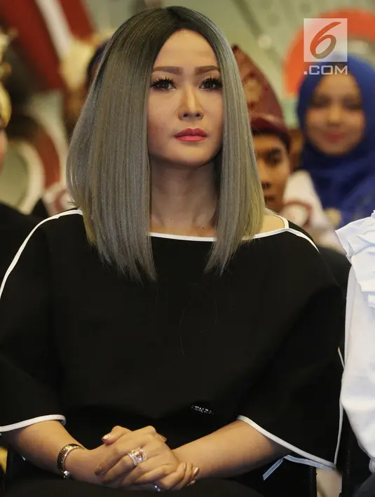 Inul Daratista saat jumpa pers Liga Dangdut Indonesia di SCTV Tower, Jakarta, Jumat (12/1). Dewan dangdut akan hadir seperti Elvy Sukaesih, Rita Sugiarto, Iyeth Bustami, Inul Daratista, Soimah. (Liputan6.com/Herman Zakharia)