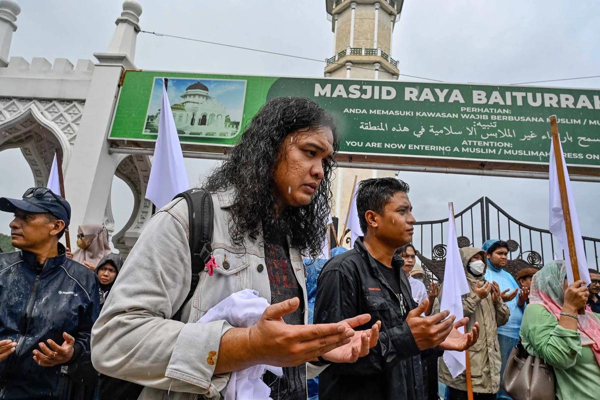 FOTO: Aksi Koalisi Masyarakat Sipil Aceh Dorong Penetapan Banjir Sumatera Sebagai Bencana Nasional