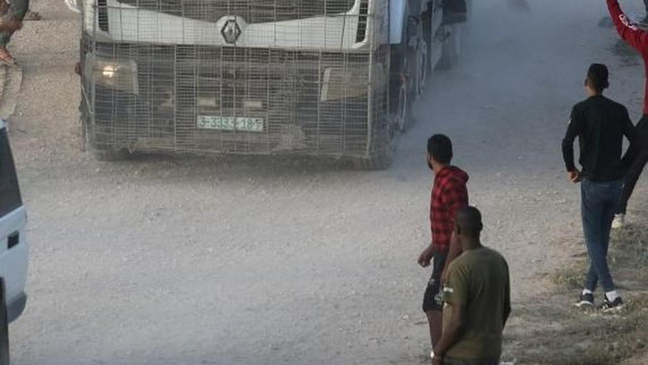 Warga Palestina terlihat memenuhi ruas jalan saat mengadang truk berisi bantuan kemanusiaan yang baru keluar dari Dermaga Trisula. Foto: REUTERS / Ramadan Abed