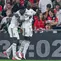 Pemain Como 1907, Assane Diao dan Trevoh Chalobah, merayakan gol ke gawang Genoa pada laga giornata ketiga Serie A Liga Italia, Sabtu (5/9/2026) dini hari WIB. (Tano Pecoraro/LaPresse via AP)