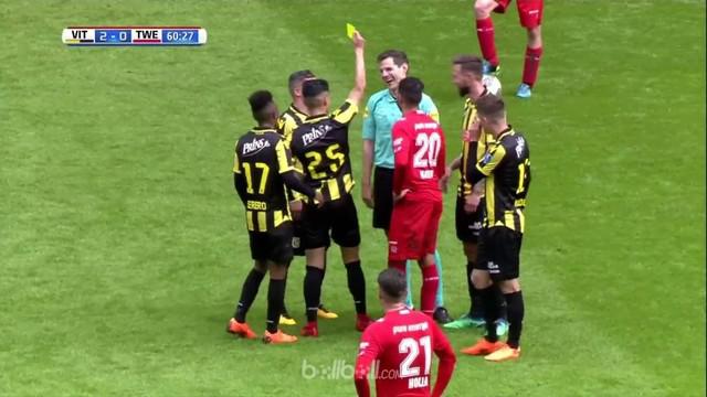 Berita video momen menggelitik saat wasit di Liga Belanda diganjar kartu kuning oleh pemain Vitesse. This video presented by BallBall.