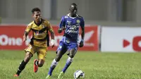 Bek Asing Mitra Kukar Bikin Penyerang Persib Mati Kutu