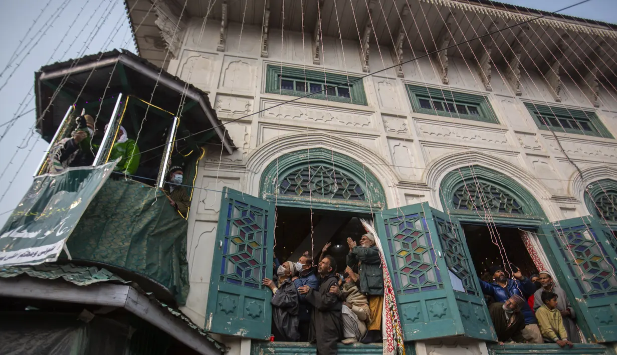 Umat Muslim Kashmir berdoa dalam peringatan hari ulang tahunnya meninggalnya Syekh Abdul Qadir Jeelani di Srinagar, Kashmir yang dikuasai India, Rabu (17/11/2021). Ratusan Muslim Kashmir berkumpul di kuil Jeelani yang juga dikenal sebagai Kuil Shah-e-Baghdad. (AP Photo/Mukhtar Khan)