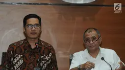 Ketua KPK Agus Rahardjo (kanan) didampingi Jubir KPK Febri Diansyah memberi keterangan terkait korupsi pembangunan RTH di Kota Bandung, Jakarta, Jumat (20/4). KPK menetapkan tiga tersangka dalam kasus tersebut. (Merdeka.com/Dwi Narwoko)