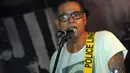 Musisi reggae Indonesia, Tony Q Rastafara bicara soal Pemilu 2014 mendatang, Rabu (28/5/14). (Liputan6.com/Faisal R Syam)