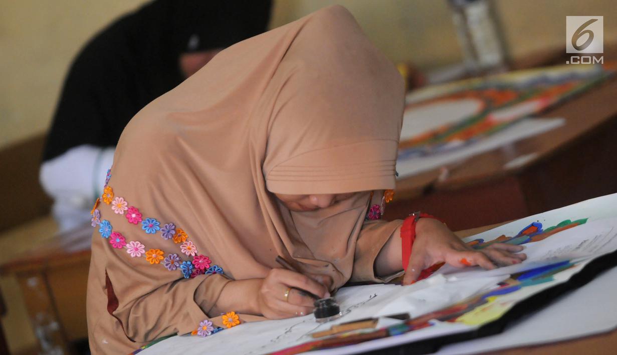 Peserta membuat kaligrafi kategori mushaf Alquran pada lomba MTQ Tingkat Kota Tangerang Selatan, Banten, Selasa (18/9). Tiga katagori yang dilombakan adalah kaligrafi mushaf Alquran, naskah, dan kontemporer. (Merdeka.com/Arie Basuki)