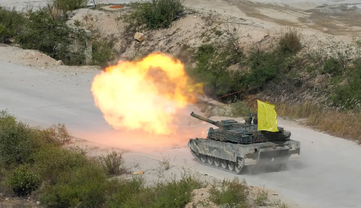 Sebuah tank K2 Angkatan Darat Korea Selatan menembak saat demonstrasi tembakan dan manuver pada acara Defense Expo Korea di Pocheon, Korea Selatan, Selasa (20/9/2022). Defense Expo Korea adalah pameran industri pertahanan yang akan diadakan di Goyang dari 21-25 September. (AP Photo/Lee Jin-man)